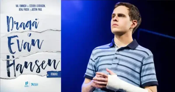 Imagine compusă din două părți: în partea stângă, coperta romanului ‘Dragă Evan Hansen’, scris de Val Emmich, Steven Levenson, Benj Pasek și Justin Paul, având un design simplu cu un fundal alb, texte scrise de mână și un element grafic care simulează hârtia ruptă. În partea dreaptă, un tânăr interpretându-l pe Evan Hansen, îmbrăcat într-un tricou în dungi albastre, cu o expresie melancolică și ghips pe brațul stâng, surprins pe scena unui spectacol sub o lumină albastră intensă.